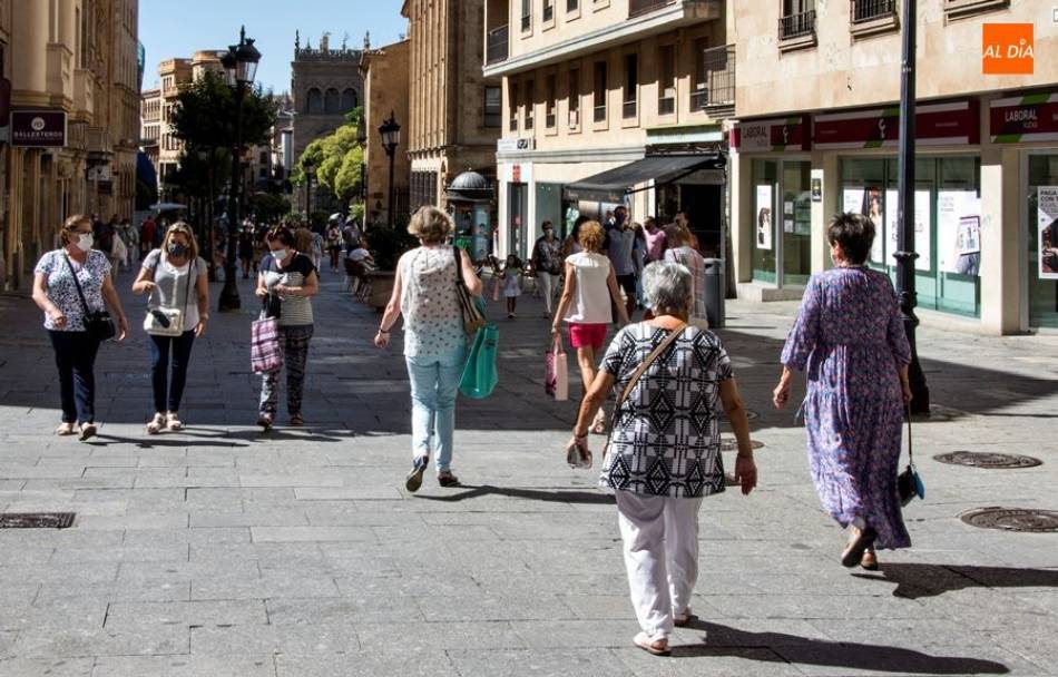 Vecinos con mascarilla pasean por el centro de Salamanca - Archivo