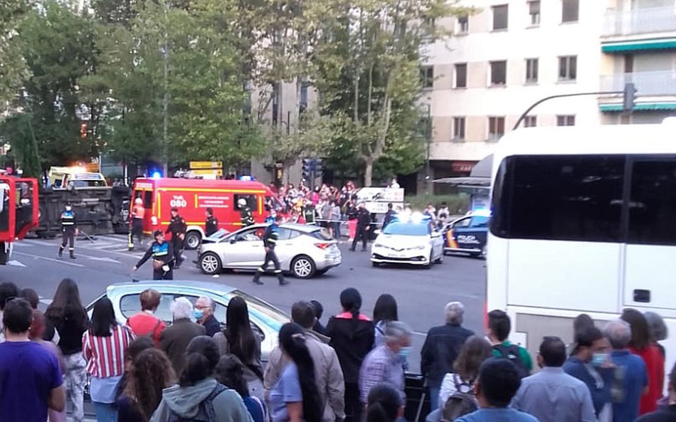 Foto 3 - Una ambulancia del Sacyl vuelca aparatosamente en el cruce del Paseo de Carmelitas y la Avenida de...
