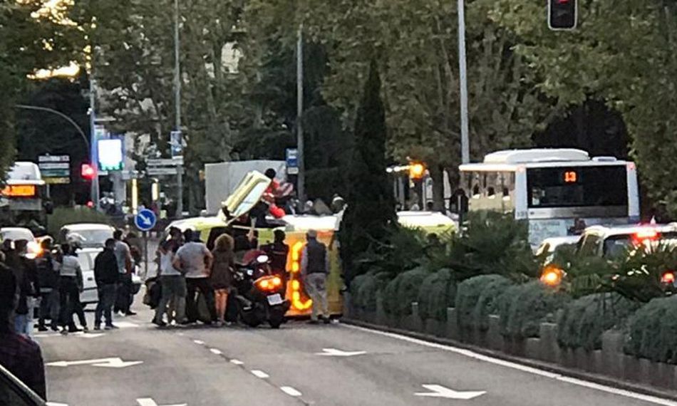 Foto 2 - Una ambulancia del Sacyl vuelca aparatosamente en el cruce del Paseo de Carmelitas y la Avenida de...