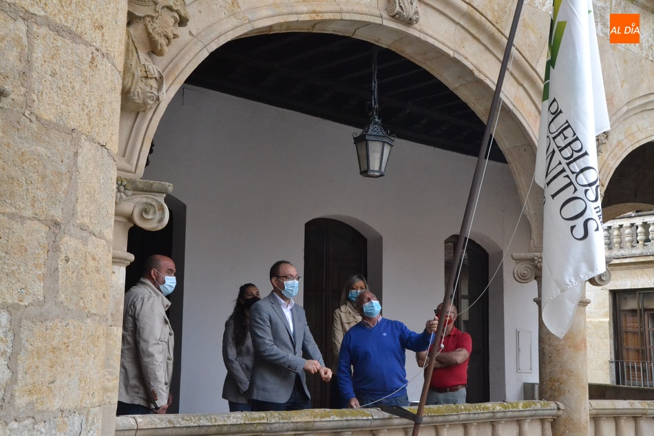 Foto 2 - Ciudad Rodrigo iza con reivindicación incluida la bandera de Los Pueblos Más Bonitos de España  