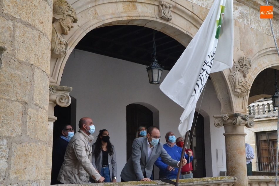 Foto 3 - Ciudad Rodrigo iza con reivindicación incluida la bandera de Los Pueblos Más Bonitos de España  