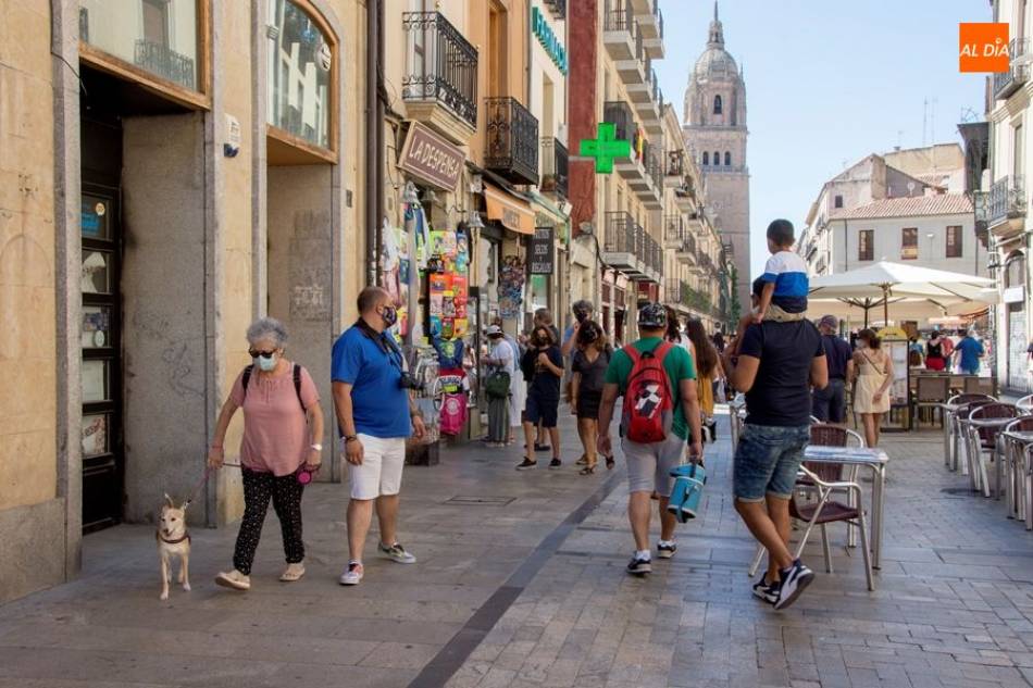 Gente pasea por las calles de Salamanca en plena pandemia - Archivo