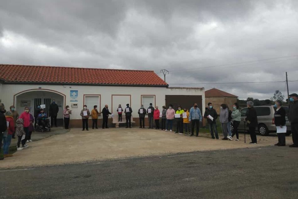 Foto 3 - Los municipios de las Arribes defienden en la calle una sanidad rural digna