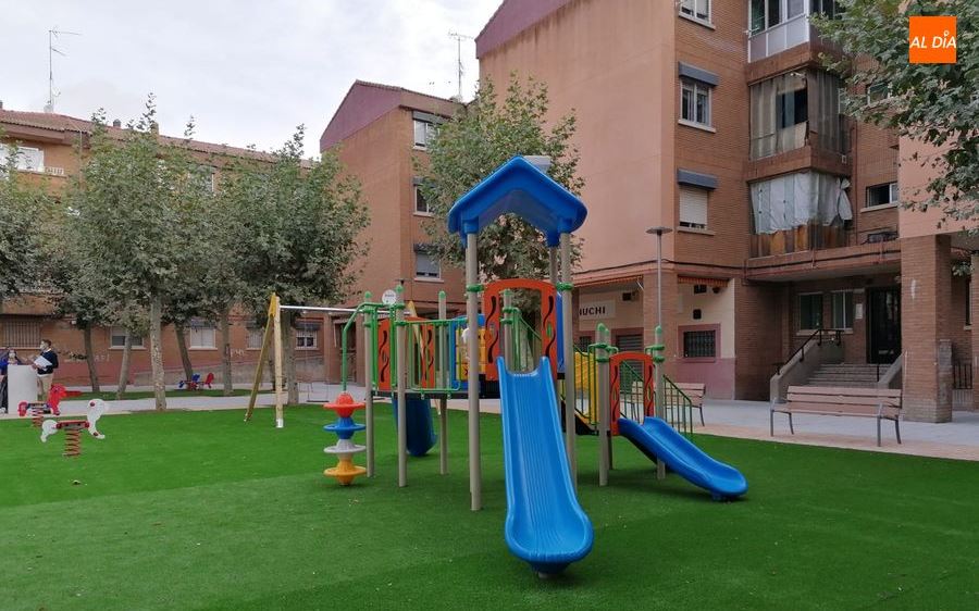 Nuevos juegos infantiles en la plaza de Extremadura. Foto de Lydia González