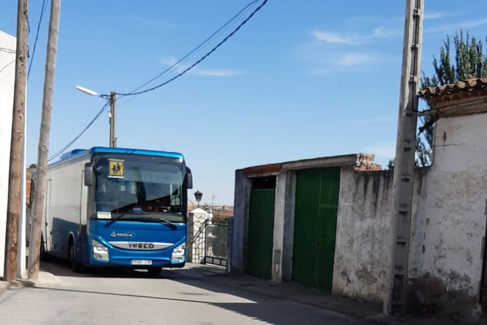 Autobús que cubre la ruta escolar en los pueblos de Almenara, Valverdón y la urbanización de Los Almendros de Villamayor