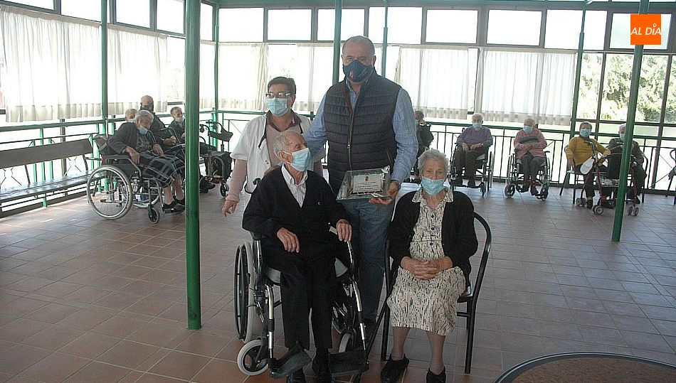 El centenario junto su mujer, el alcalde de Villarino y la directora de la residencia, Ana Combrado Ferreira