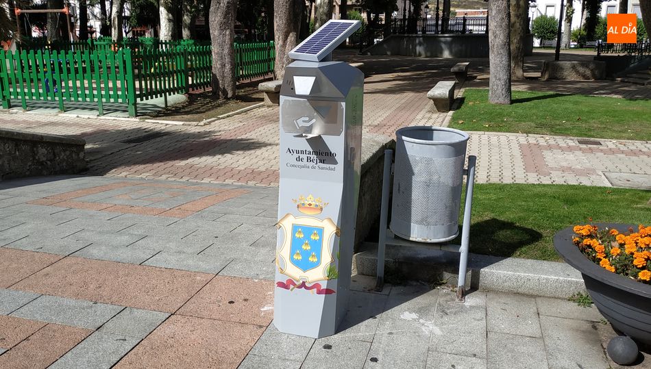 Dispensador higiénico sanitario en el parque municipal de La Corredera