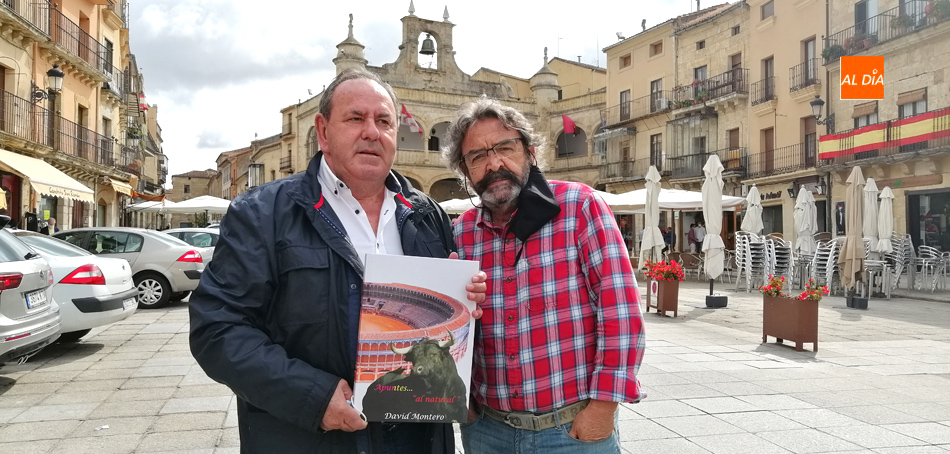 David Montero (derecha) junto al editor del libro Arturo Gómez