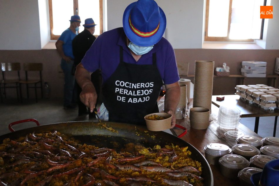 Foto 3 - Los vecinos de Peralejos de Abajo celebran San Juan con un buen menú  
