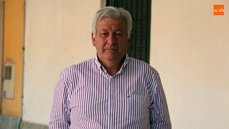  1). Teofilo Vicente, alcalde de Villar de Peralonso / CORRAL