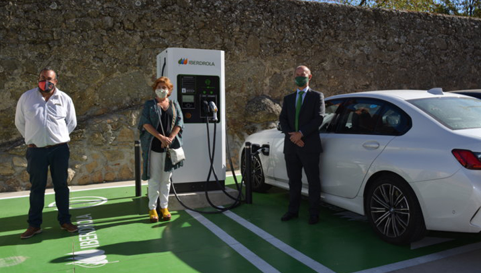 Inauguración de los puntos de recarga de vehículos eléctricos en la calle obispo Zarranz de Béjar