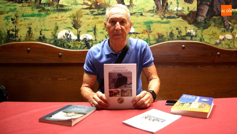 Mariano Serna Martinez con un ejemplar su libro dedicado a la historia de Villavieja