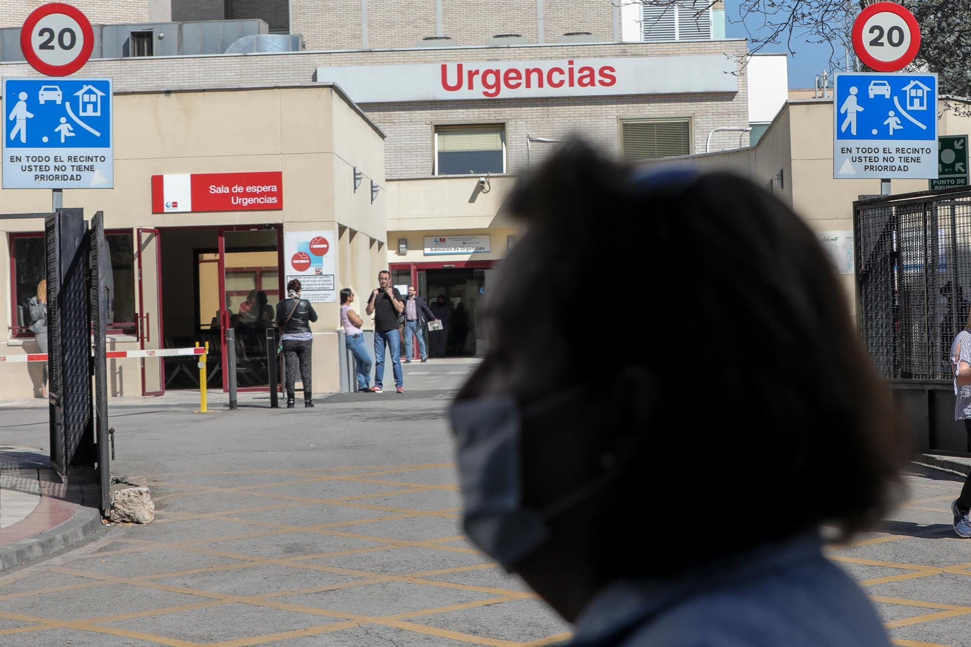 Una mujer con mascarilla pasa por delante de un centro de salud en Madrid