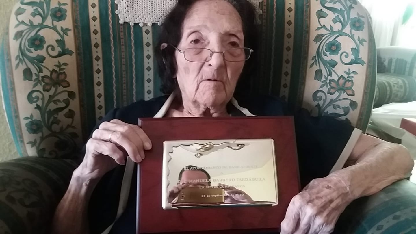 Foto 2 - Manuela Barbero Tardáguila es homenajeada por Babilafuente a sus 100 años  