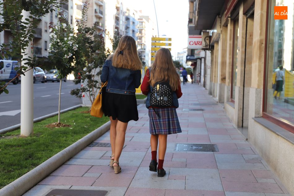 Una madre acompaña a su hija al colegio. Foto: Lydia González