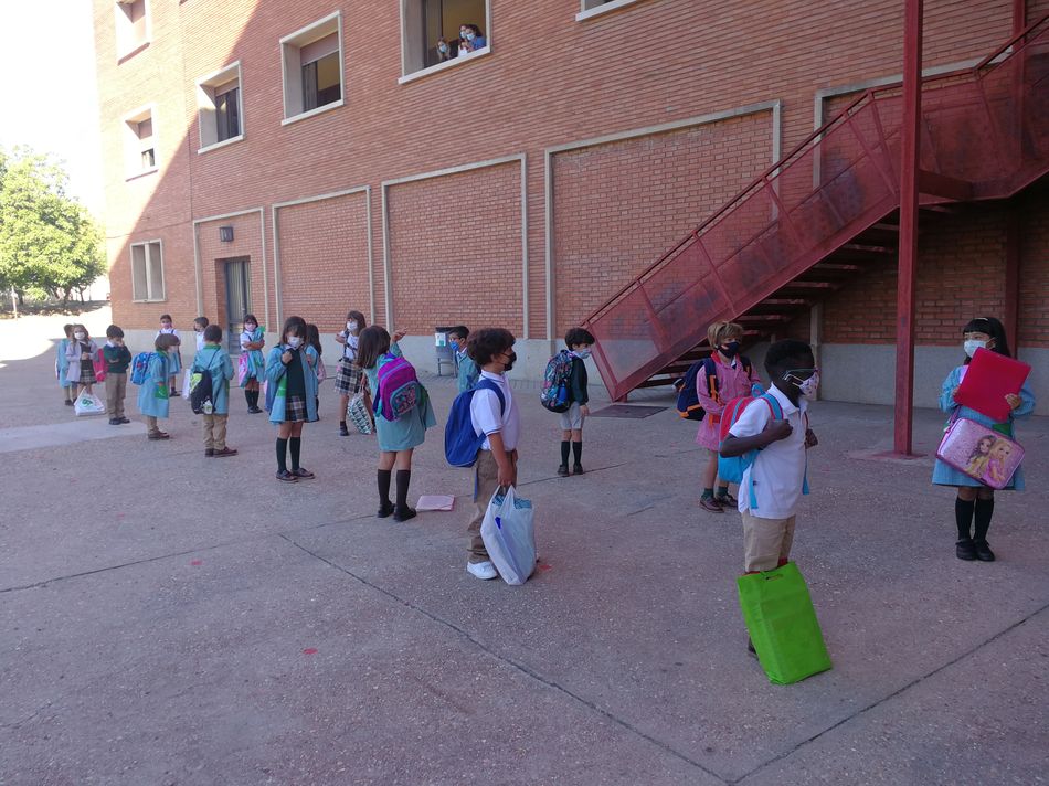 Foto 4 - Los alumnos de Infantil y Primaria, los primeros en regresar a las aulas en el Colegio Santa Teresa ...