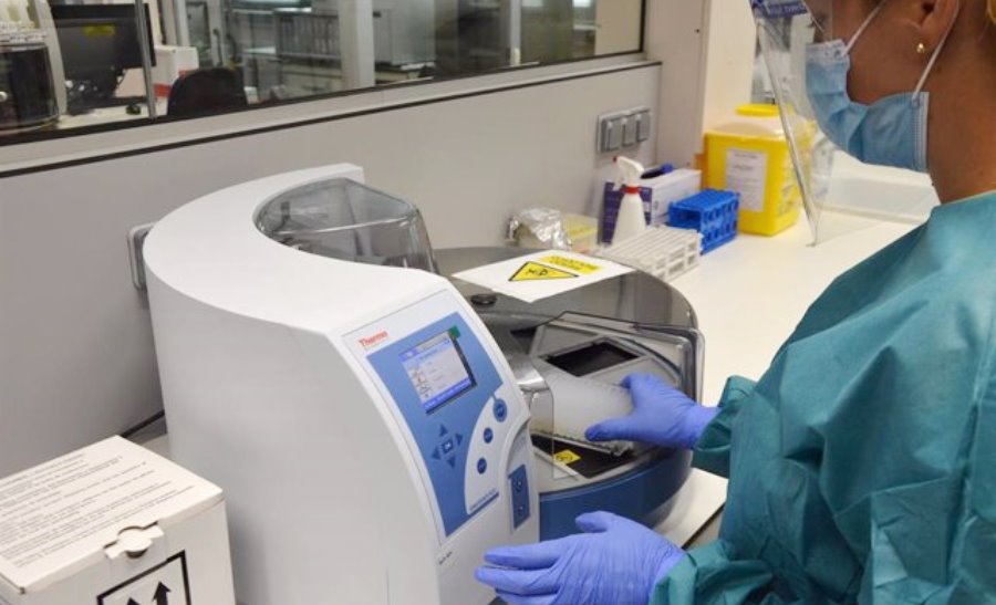 Realización de pruebas PCR en un laboratorio. Foto EP