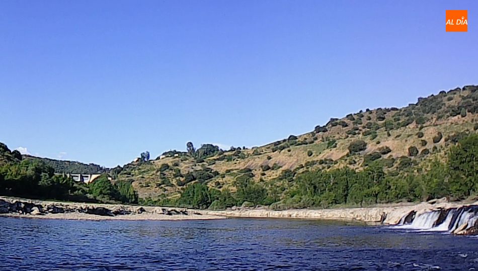Duero fronterizo aguas abajo de la presa de Bemposta, en Villarino de los Aires