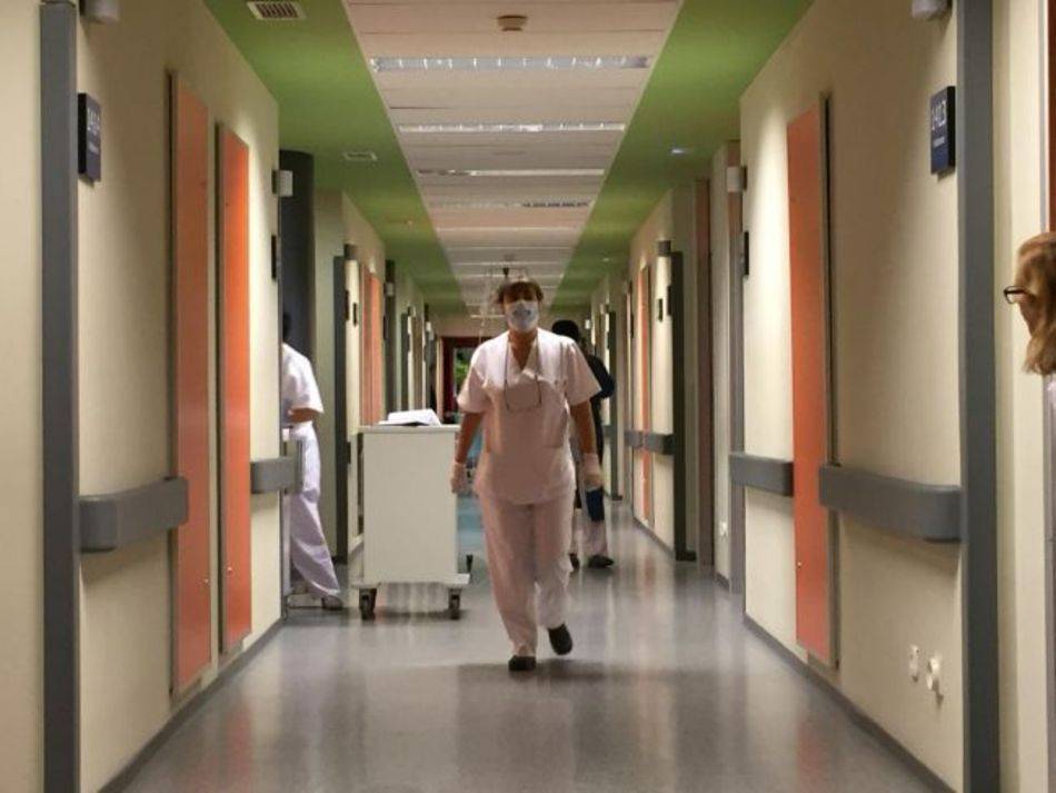 Una sanitaria camina por el pasillo de un centro hospitalario