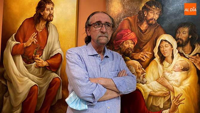 El pintor peñarandino Alejandro Mesonero junto a sus obras, que se muestran en la Casa del Arte