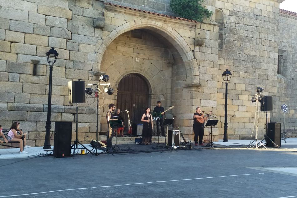 Foto 2 - Los vecinos de Pereña disfrutan de la música de Santarén folk  