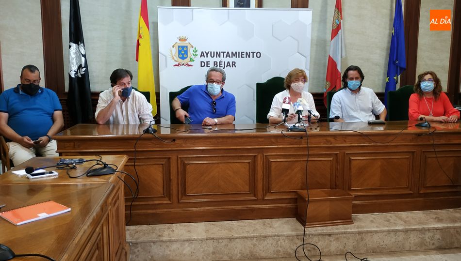 El equipo de Gobierno en pleno respalda a la alcaldesa de Béjar, Elena Martín