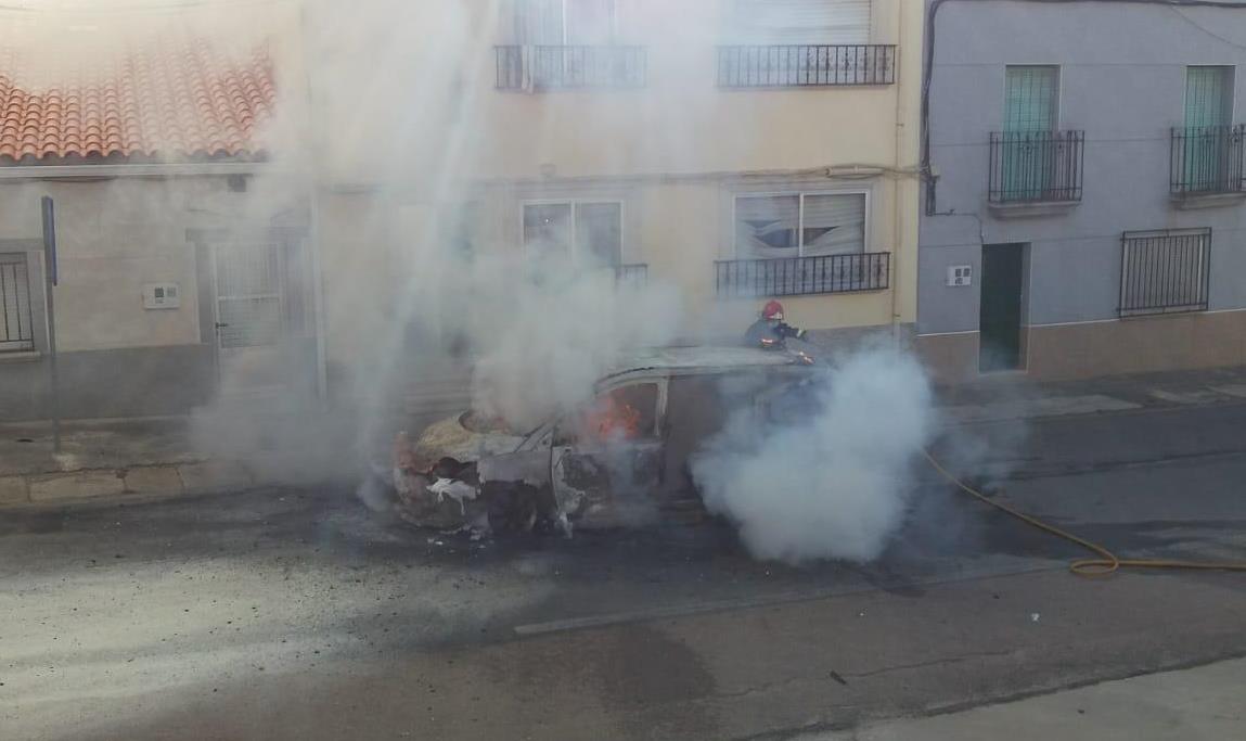 Foto 6 - Arde por completo un vehículo en pleno centro de El Bodón  