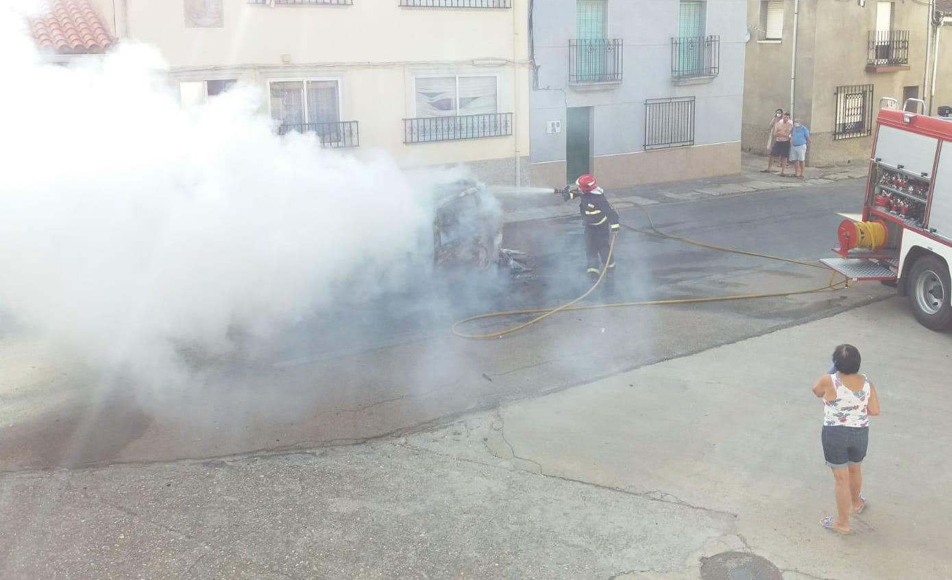Foto 5 - Arde por completo un vehículo en pleno centro de El Bodón  