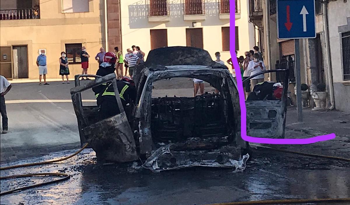 Foto 2 - Arde por completo un vehículo en pleno centro de El Bodón  