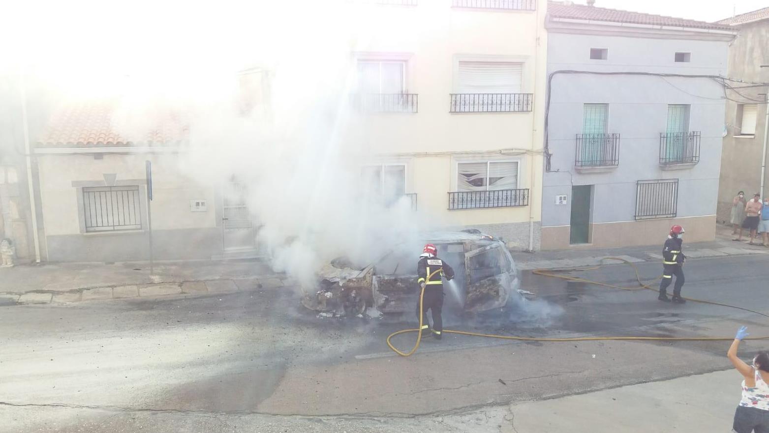 Foto 4 - Arde por completo un vehículo en pleno centro de El Bodón  
