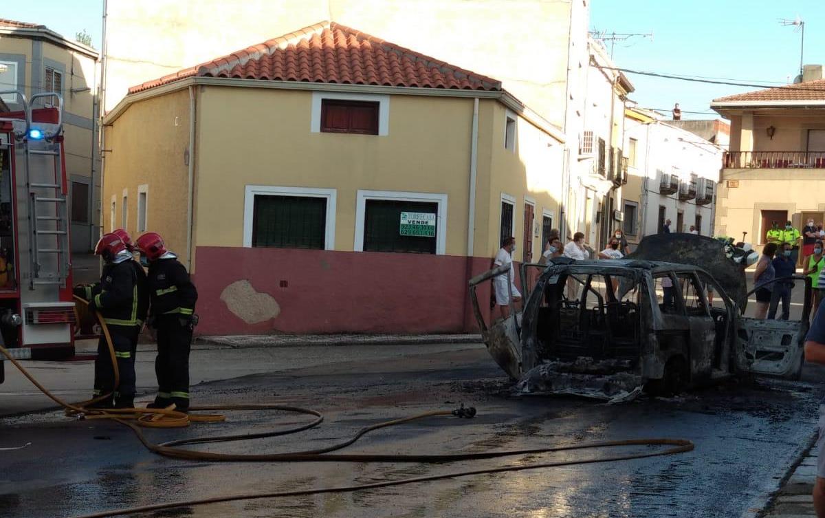 Foto 3 - Arde por completo un vehículo en pleno centro de El Bodón  