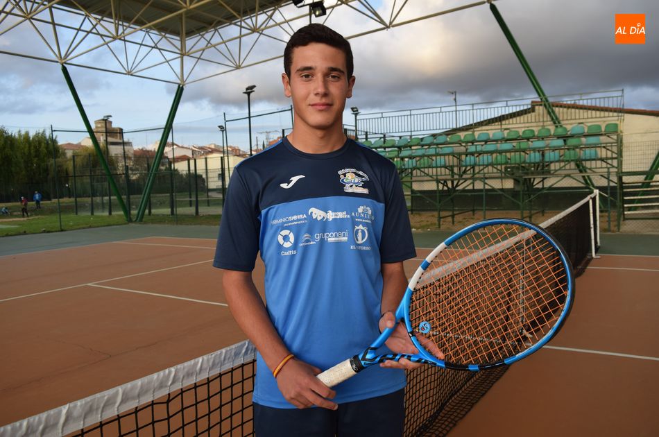 Carlos Sierra, tenista del Club de Tenis Alba de Tormes / Pedro Zaballos