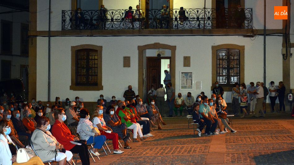 Foto 3 - Velada de música popular mejicana en la Plaza Mayor de Lumbrales