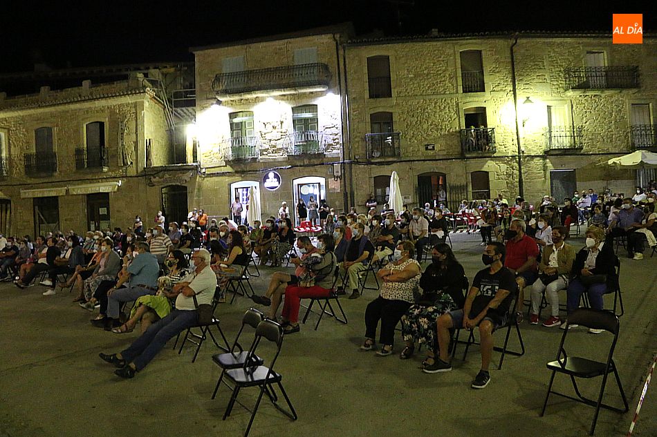 Foto 3 - El grupo ‘Arraigo’ deja la nota tradicional en la Plaza de Aldeadávila  