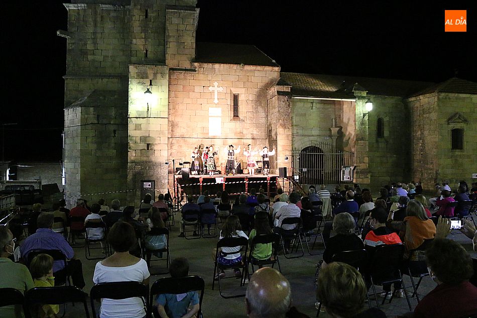 Foto 2 - El grupo ‘Arraigo’ deja la nota tradicional en la Plaza de Aldeadávila  