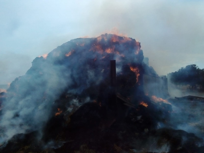 Foto 3 - Declarado un incendio en una pajera de una finca cercana a Valdelosa