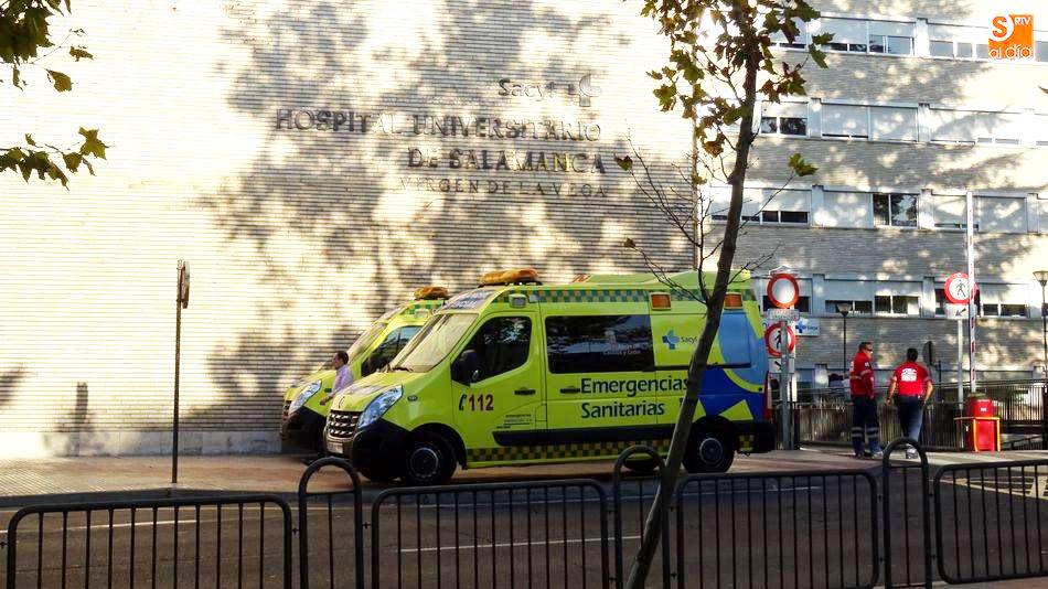 Ambulancia junto al hospital Virgen de la Vega. Foto de archivo