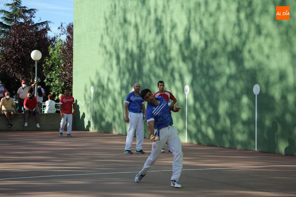 Foto 3 - Emocionante partido de pelota a mano en Masueco para despedir las fiestas  