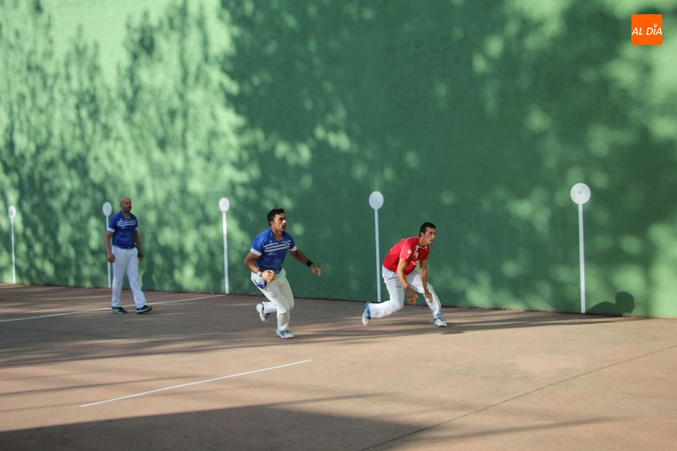 Foto 2 - Emocionante partido de pelota a mano en Masueco para despedir las fiestas  