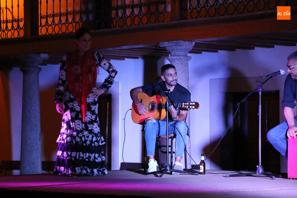 Foto 2 - Azabache llena de flamenco la plaza de Bañobárez  