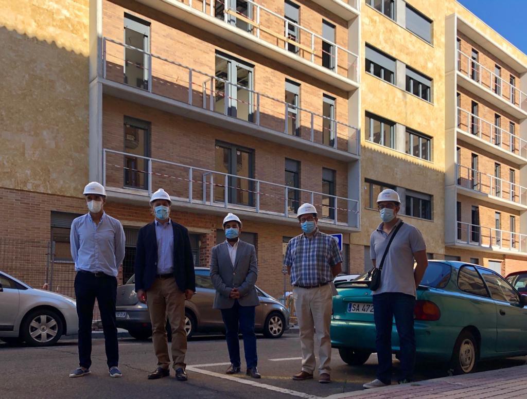 Visita del alcalde las obras de construcciones de las nuevas viviendas en El Rollo. Foto: @CGCarbayo