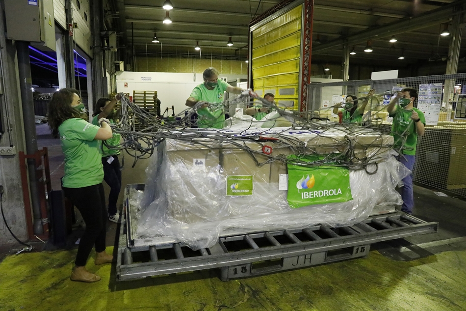 Foto 2 - Llegan a España 300 respiradores donados por Iberdrola para reforzar la respuesta ante el Covid-19