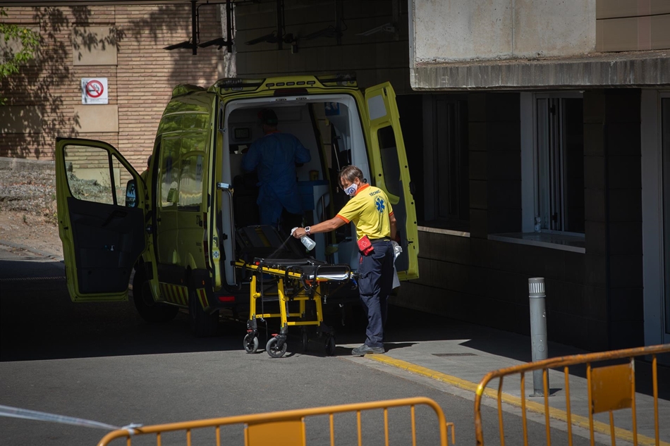 Un sanitario desinfecta una camilla de una ambulancia en el Hospital Universitario Arnau de Vilanova de Lleida