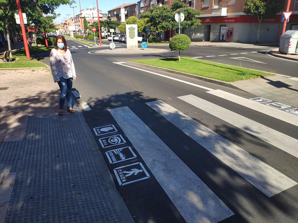 Los primeros pictogramas se han pintado en pasos de cebra de la Avenida de Madrid - Ayto. Sta. Marta