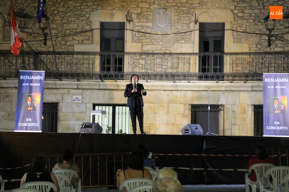 La Plaza de Vitigudino se llena de romanticismo con el tributo a Julio Iglesias  