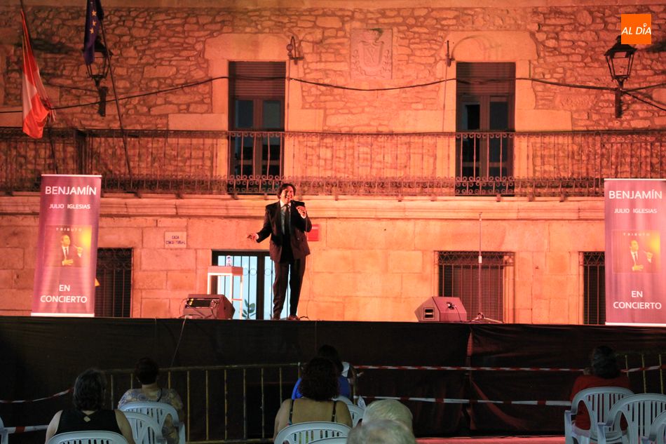 Foto 6 - La Plaza de Vitigudino se llena de romanticismo con el tributo a Julio Iglesias  