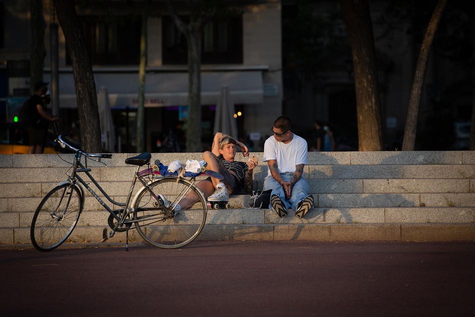 Dos jóvenes junto a una bicicleta en Barcelona, Catalunya (España), a 28 de julio de 2020. - David Zorrakino - Europa Press
