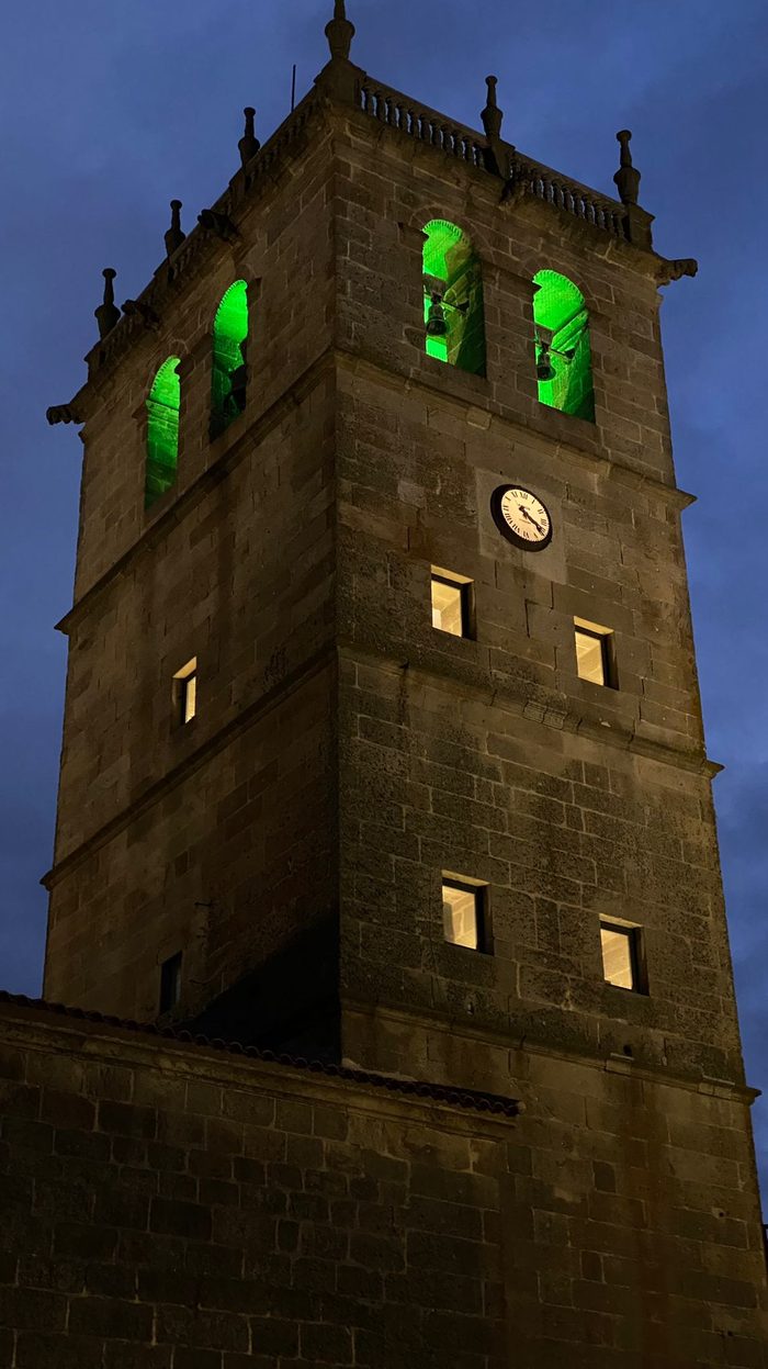 Foto 6 - La torre de la iglesia de Vitigudino se viste de verde en apoyo a los enfermos de ELA  