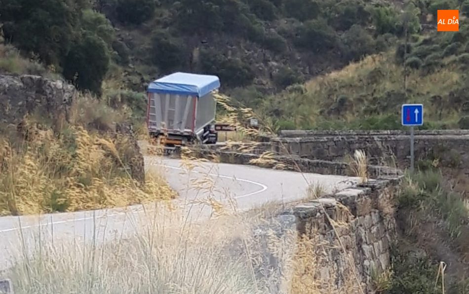 Foto 1 - Un camión articulado de gran tonelaje se queda atascado en la carretera de Yecla de Yeltes a...