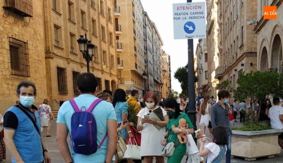Viandantes en la calle Zamora de Salamanca. Foto de archivo